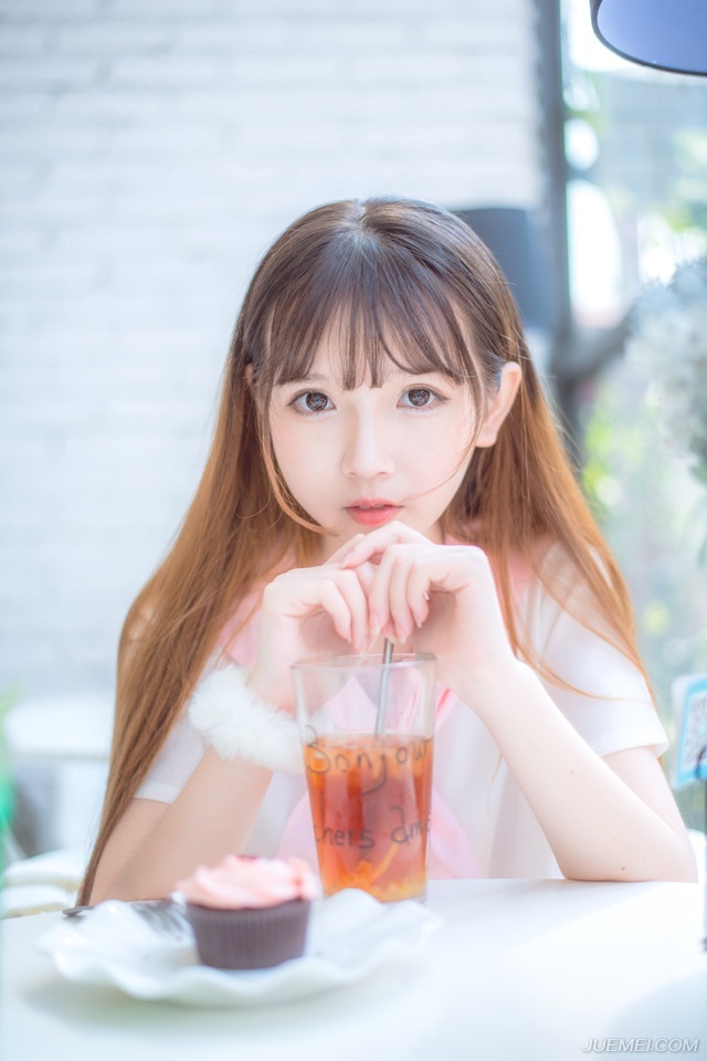 “先生上座。”默契达成，接下来的气氛，自然进入到一种友好的氛围之中。